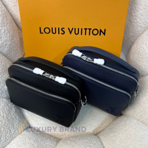 LOUIS VUITTON Messenger Bag